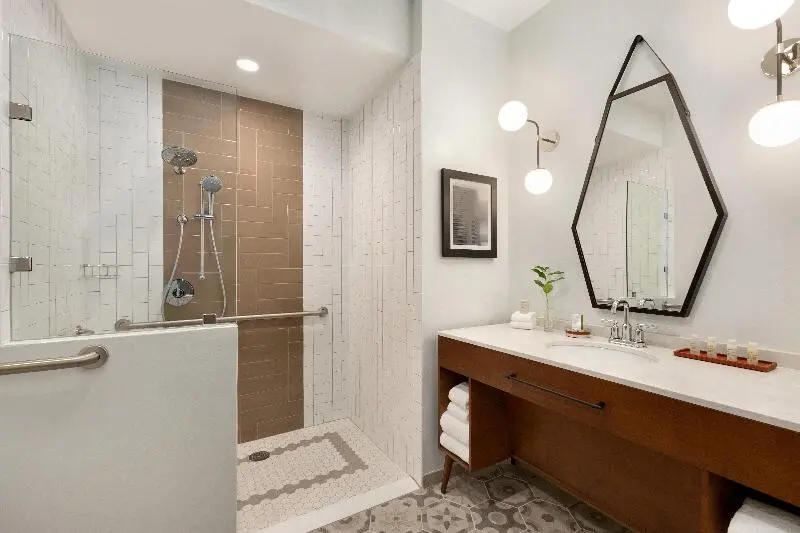身障者適用キングサイズベッドルーム, Indigo   Winston Salem Downtown, An Ihg