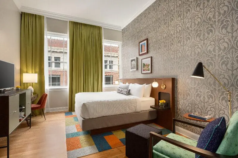 身障者適用キングサイズベッドルーム, Indigo   Winston Salem Downtown, An Ihg