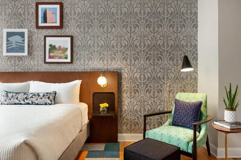 身障者適用キングサイズベッドルーム, Indigo   Winston Salem Downtown, An Ihg