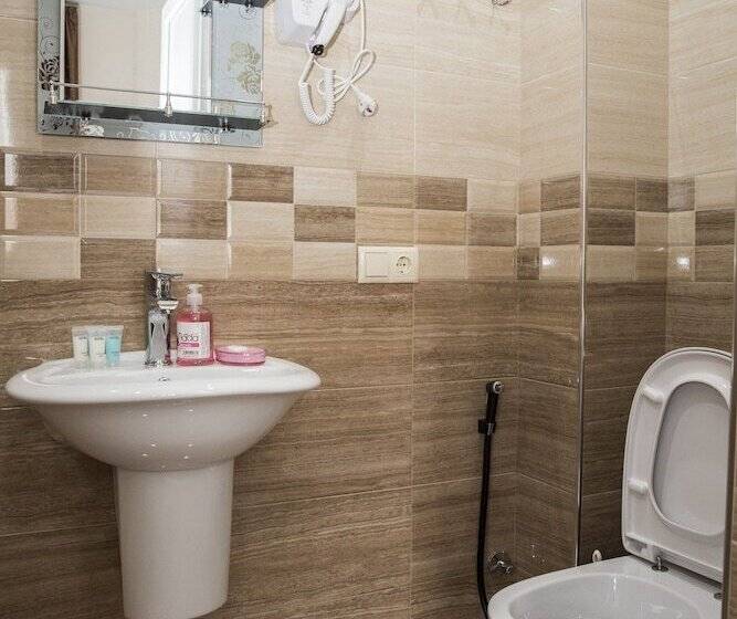 اتاق استاندارد با چشمانداز کوهستان, Maria