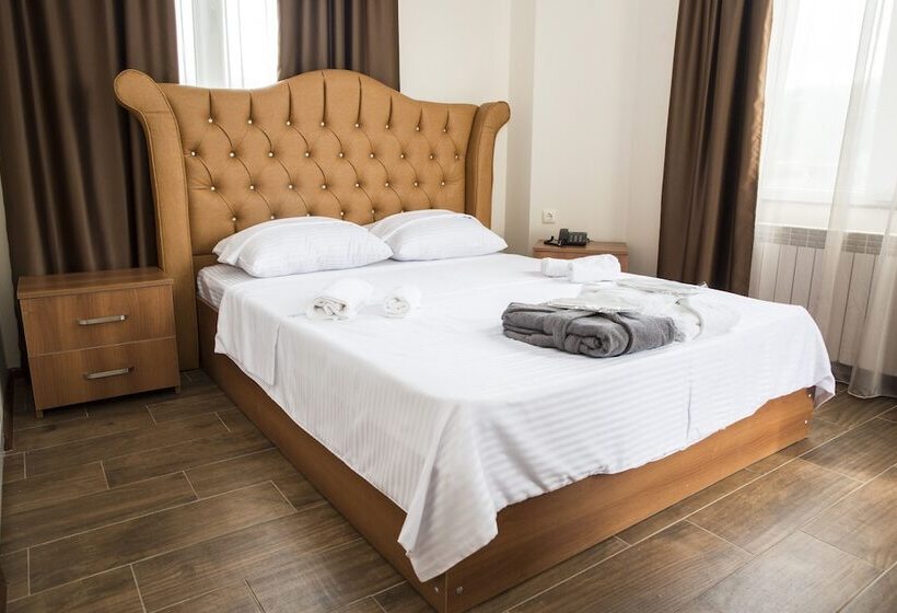 اتاق استاندارد با چشمانداز کوهستان, Maria