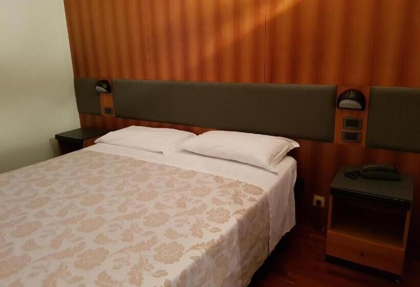 اتاق اکونومی, Ombra