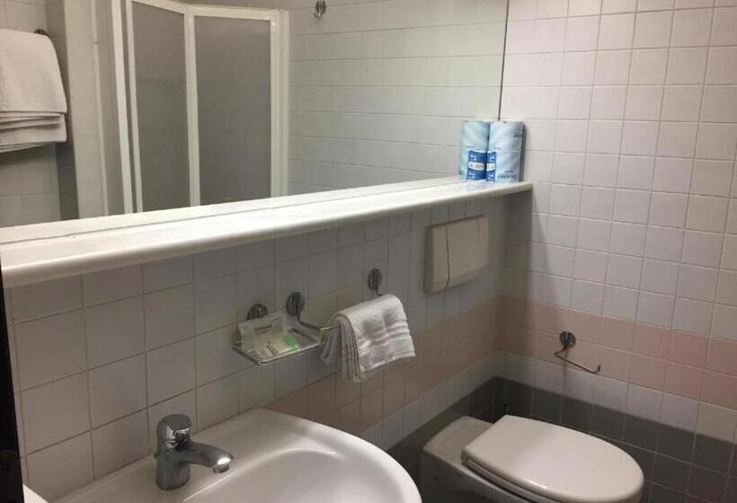 اتاق اکونومی یک تخته, Ombra