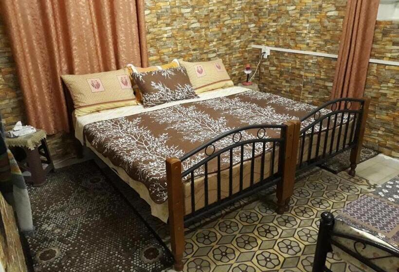 اتاق استاندارد چهارنفره با سرویس بهداشتی مشترک, Soufan Guest House