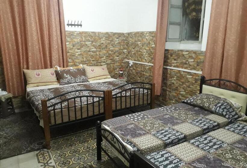 اتاق استاندارد چهارنفره با سرویس بهداشتی مشترک, Soufan Guest House