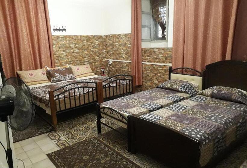 اتاق استاندارد چهارنفره با سرویس بهداشتی مشترک, Soufan Guest House