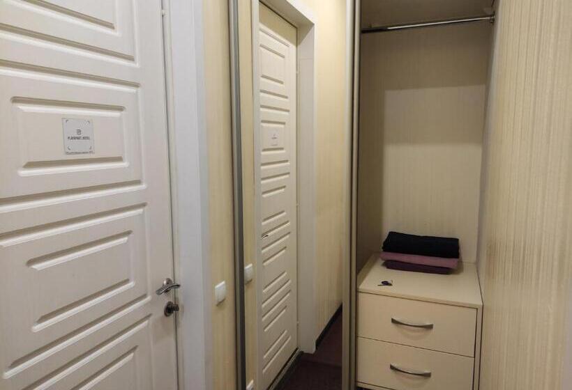 آپارتمان 1 خوابه, Small Room With Big Cinema