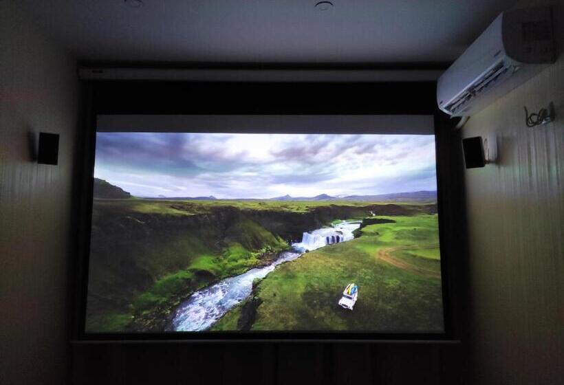 آپارتمان 1 خوابه, Small Room With Big Cinema