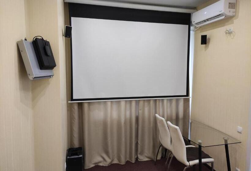 آپارتمان 1 خوابه, Small Room With Big Cinema