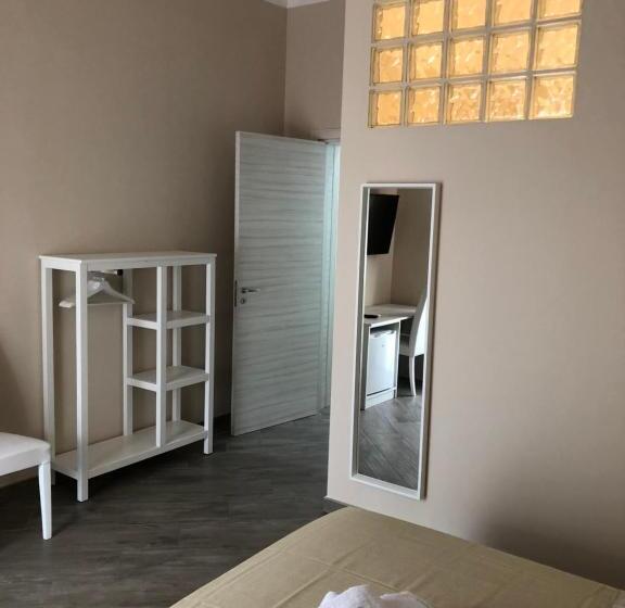 标准间, Elena Rooms