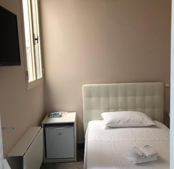 标准单人间, Elena Rooms