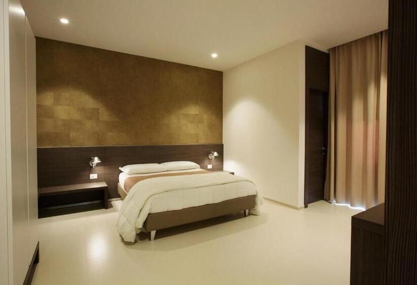 غرفة كلاسيكية رباعية, New Bari