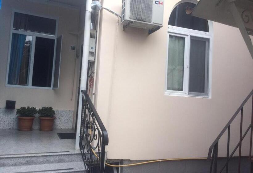 اتاق خانوادگی, Batumi Guesthouse 28a