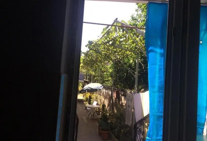 اتاق استاندارد سه نفره, Batumi Guesthouse 28a