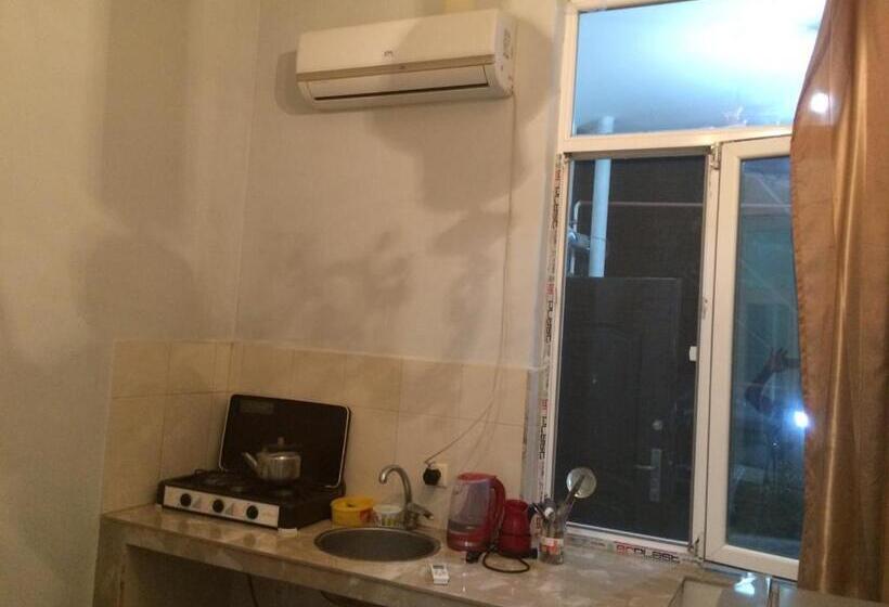 اتاق استاندارد سه نفره, Batumi Guesthouse 28a