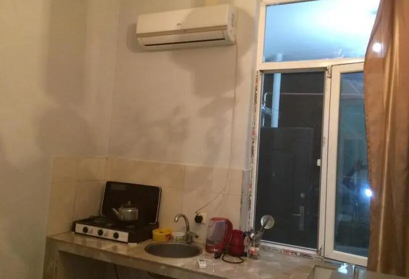 اتاق استاندارد سه نفره, Batumi Guesthouse 28a