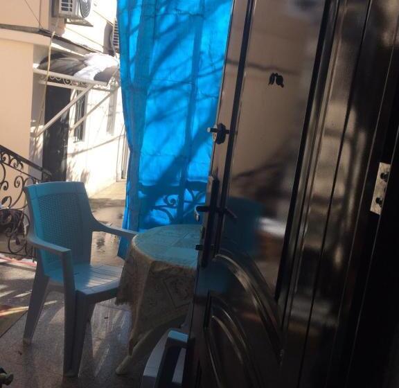 اتاق استاندارد سه نفره, Batumi Guesthouse 28a