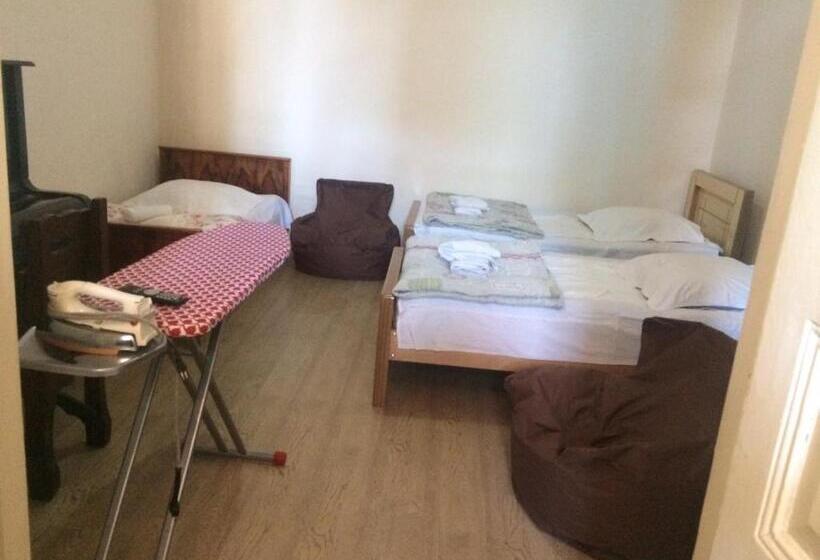 اتاق استاندارد سه نفره, Batumi Guesthouse 28a