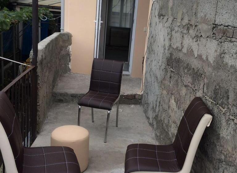 اتاق استاندارد با چشم‌انداز باغ, Batumi Guesthouse 28a