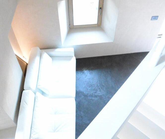 اتاق خانوادگی, B&b éve