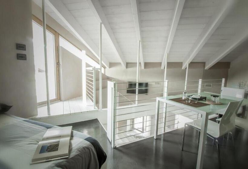 اتاق خانوادگی, B&b éve