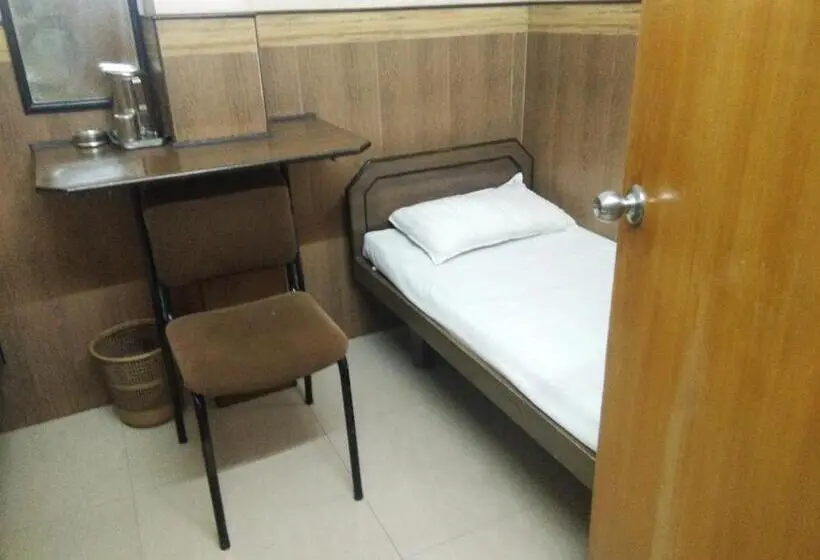 اتاق استاندارد سه نفره, Sri Saraswathi Lodge