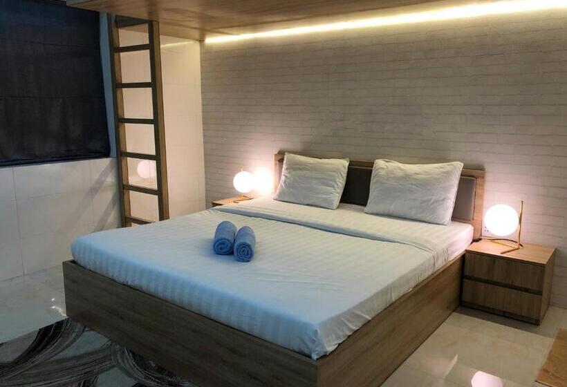 اتاق لوکس خانوادگی, Max Hostel