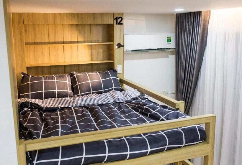 اتاق لوکس خانوادگی, Max Hostel