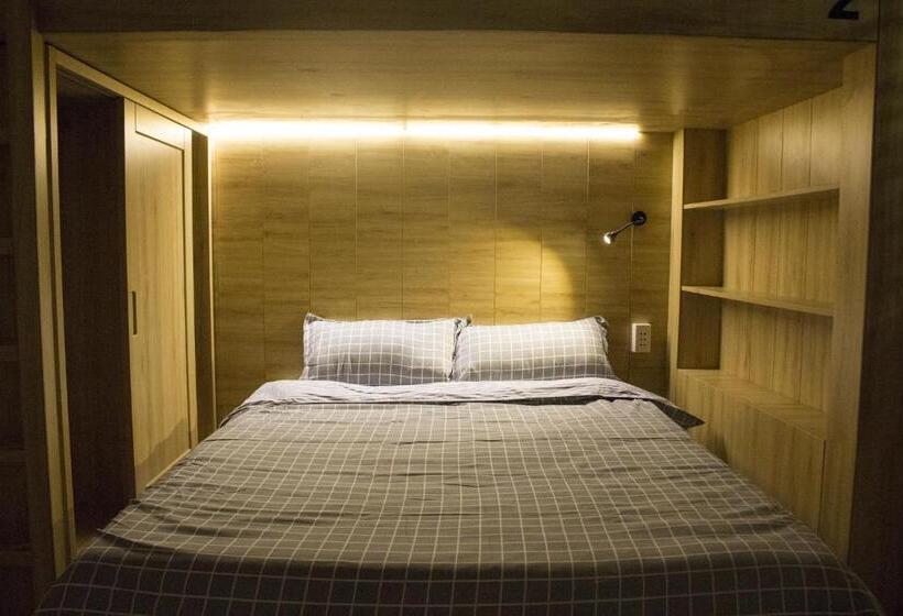 اتاق لوکس خانوادگی, Max Hostel