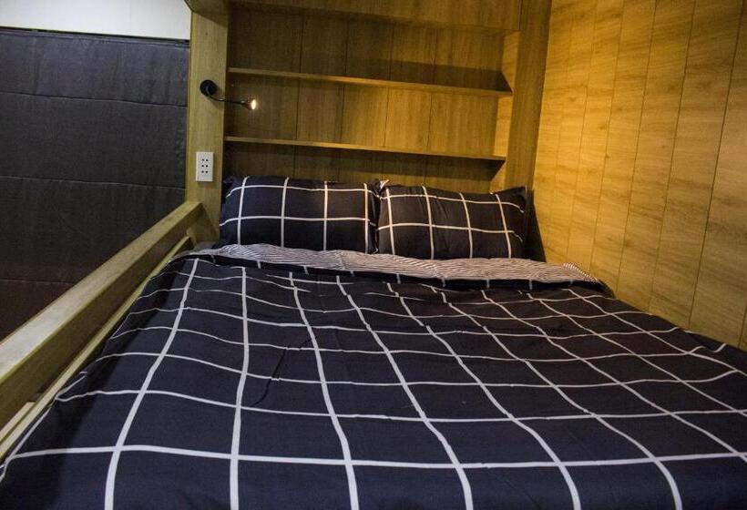 اتاق لوکس خانوادگی, Max Hostel