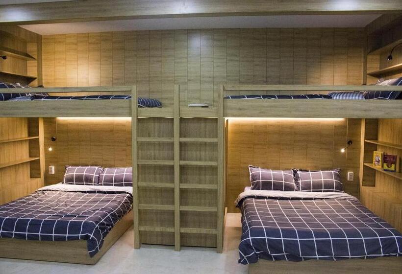 اتاق لوکس خانوادگی, Max Hostel