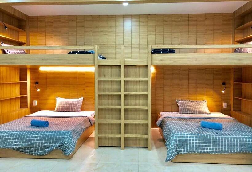 اتاق خانوادگی, Max Hostel