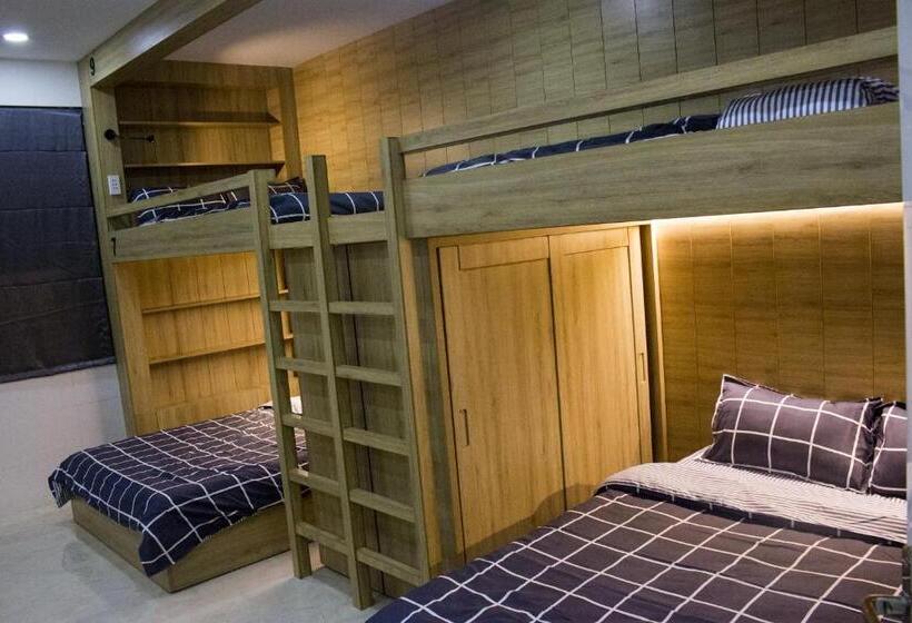 اتاق لوکس خانوادگی, Max Hostel