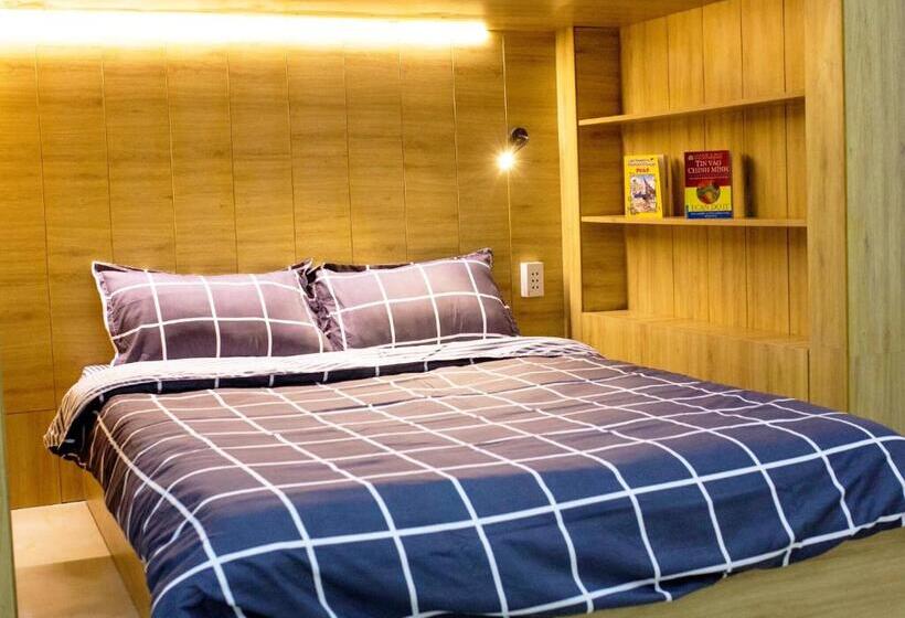 اتاق لوکس خانوادگی, Max Hostel