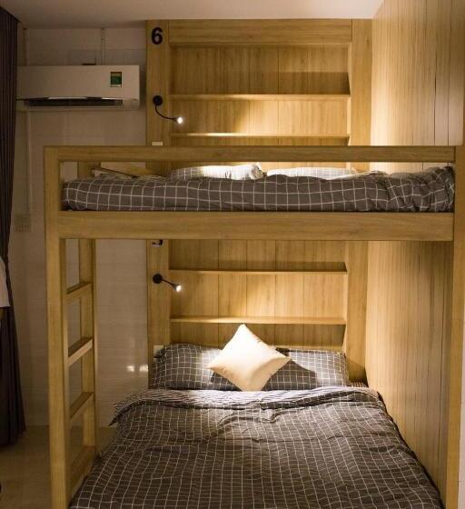 اتاق خانوادگی, Max Hostel