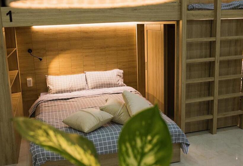 اتاق خانوادگی, Max Hostel