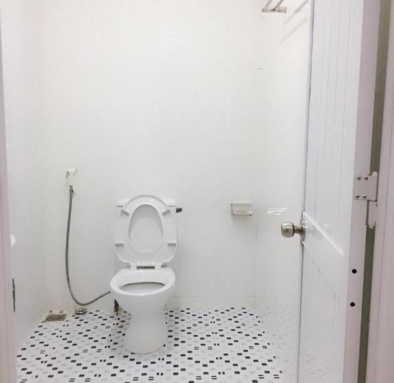 اتاق لوکس خانوادگی, Max Hostel