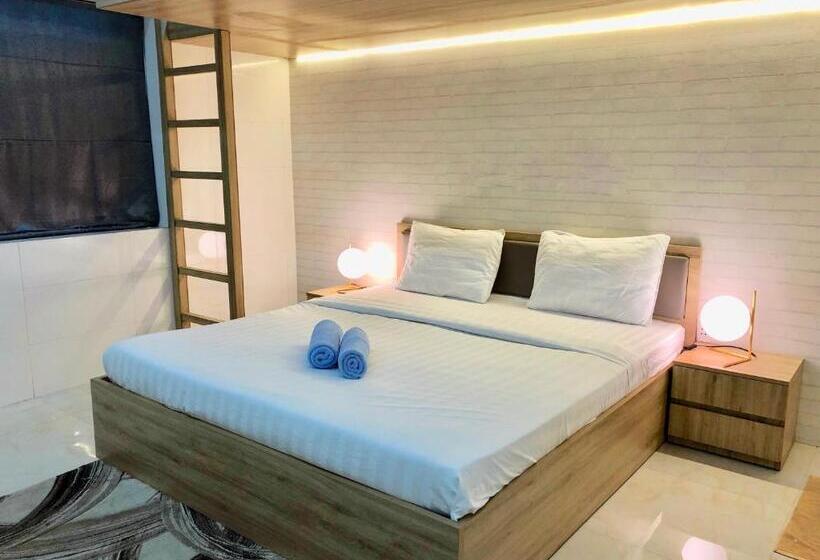 اتاق لوکس خانوادگی, Max Hostel