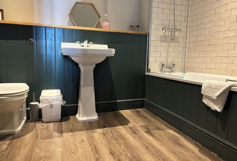 חדר דלוקס, The Golden Lion