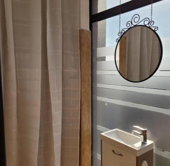 اتاق استاندارد یک نفره, Mag Motel