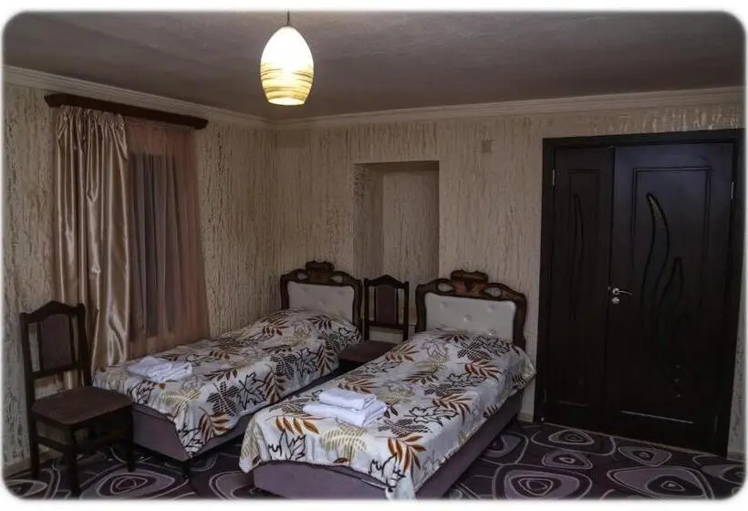 اتاق استاندارد چهار تخته, Lucy B&b