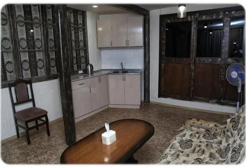 اتاق استاندارد یک نفره, Lucy B&b