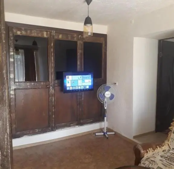 سوییت خانوادگی, Lucy B&b