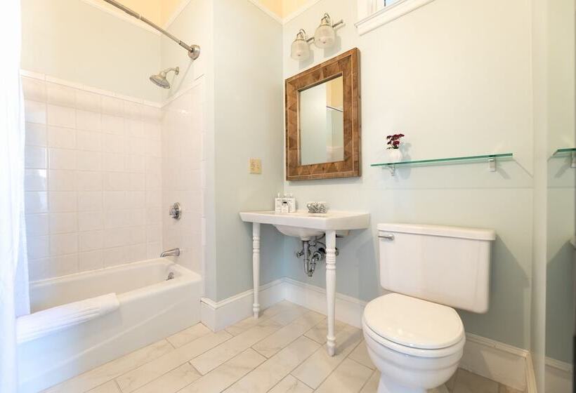 Номер Deluxe, The Water Street Inn