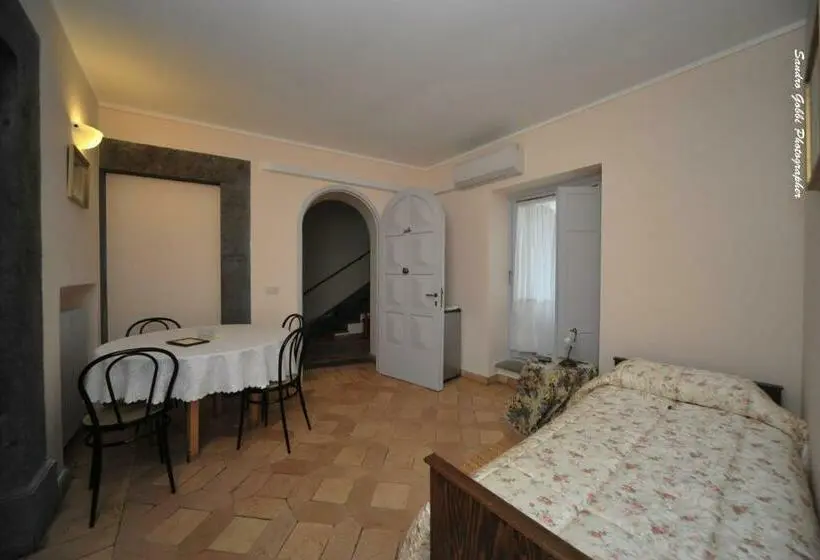 Perhesviitti, Romantica Pucci