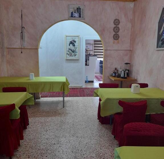 تختخواب در اتاق مشترک, Magtas