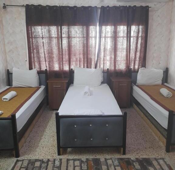 تختخواب در اتاق مشترک, Magtas