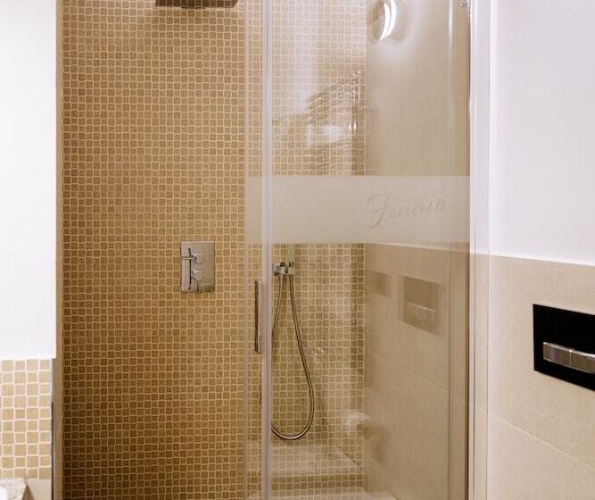 غرفة ديلوكس مطلّة علي البحر, Resort Faro Di Punta Fenaio