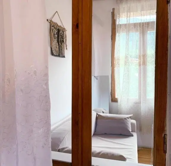 اتاق استاندارد سه نفره, Guest House Lela