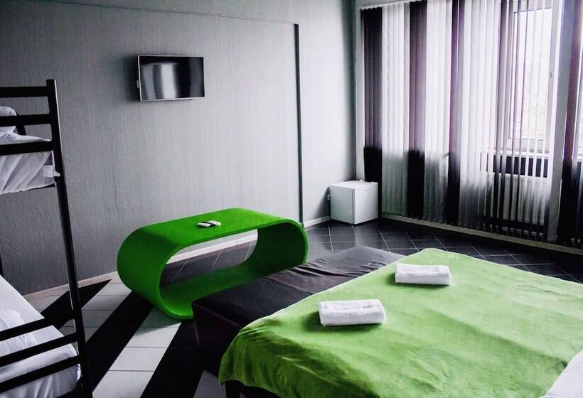 اتاق خانوادگی, Zipper House   Hostel